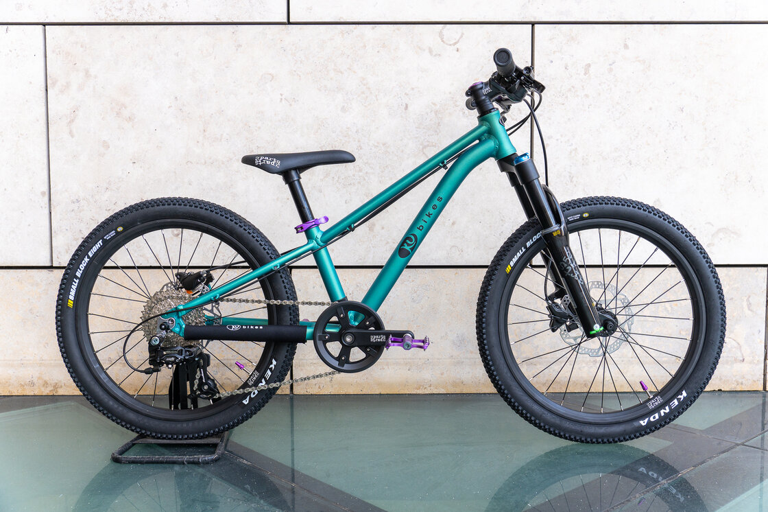 Lekki rowerek amortyzowany KUbikes 20 S MTB DISC Turkusowy + Laser Purple