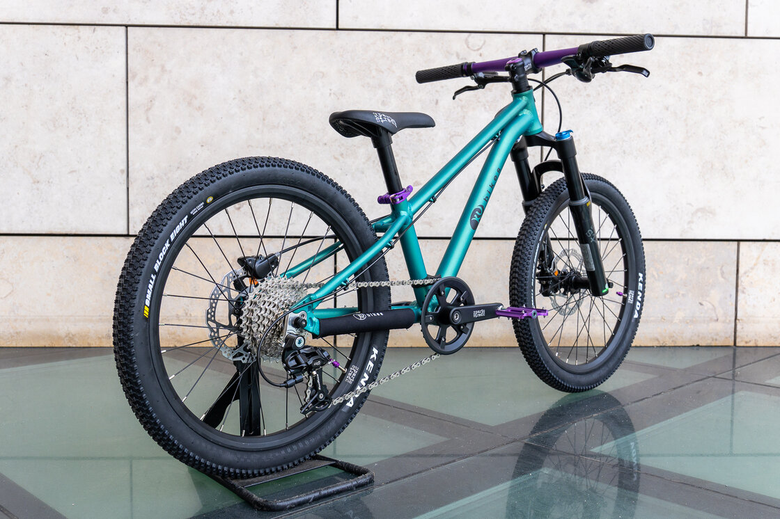 Lekki rowerek amortyzowany KUbikes 20 S MTB DISC Turkusowy + Laser Purple