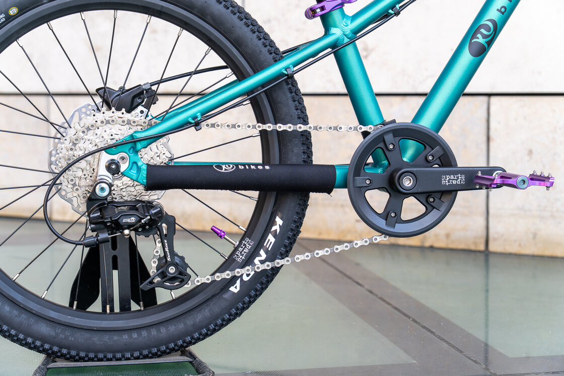 Lekki rowerek amortyzowany KUbikes 20 S MTB DISC Turkusowy + Laser Purple