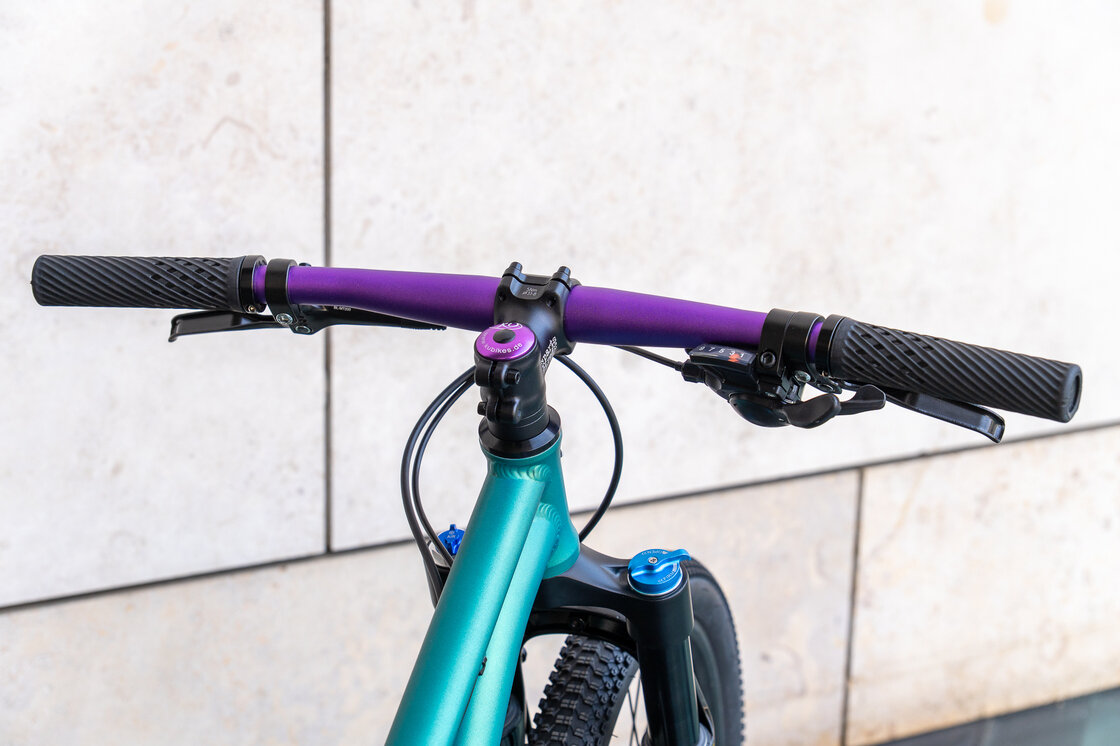 Lekki rowerek amortyzowany KUbikes 20 S MTB DISC Turkusowy + Laser Purple