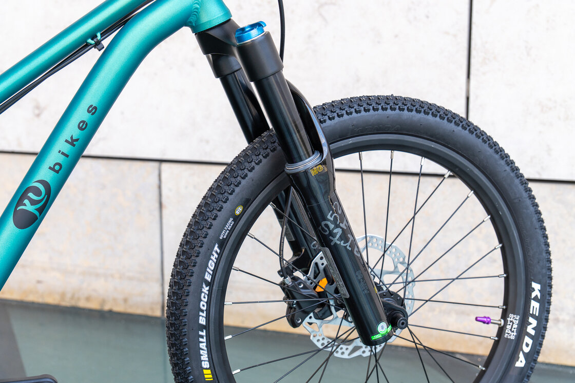 Lekki rowerek amortyzowany KUbikes 20 S MTB DISC Turkusowy + Laser Purple