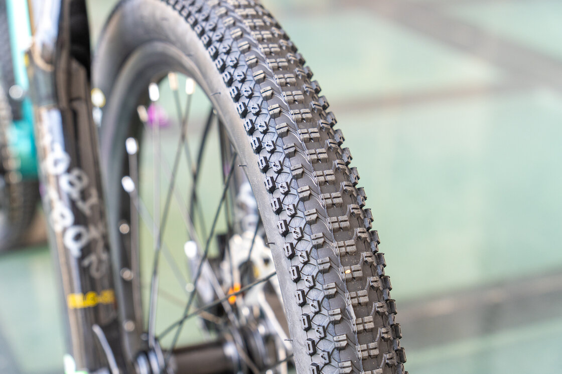 Lekki rowerek amortyzowany KUbikes 20 S MTB DISC Turkusowy + Laser Purple