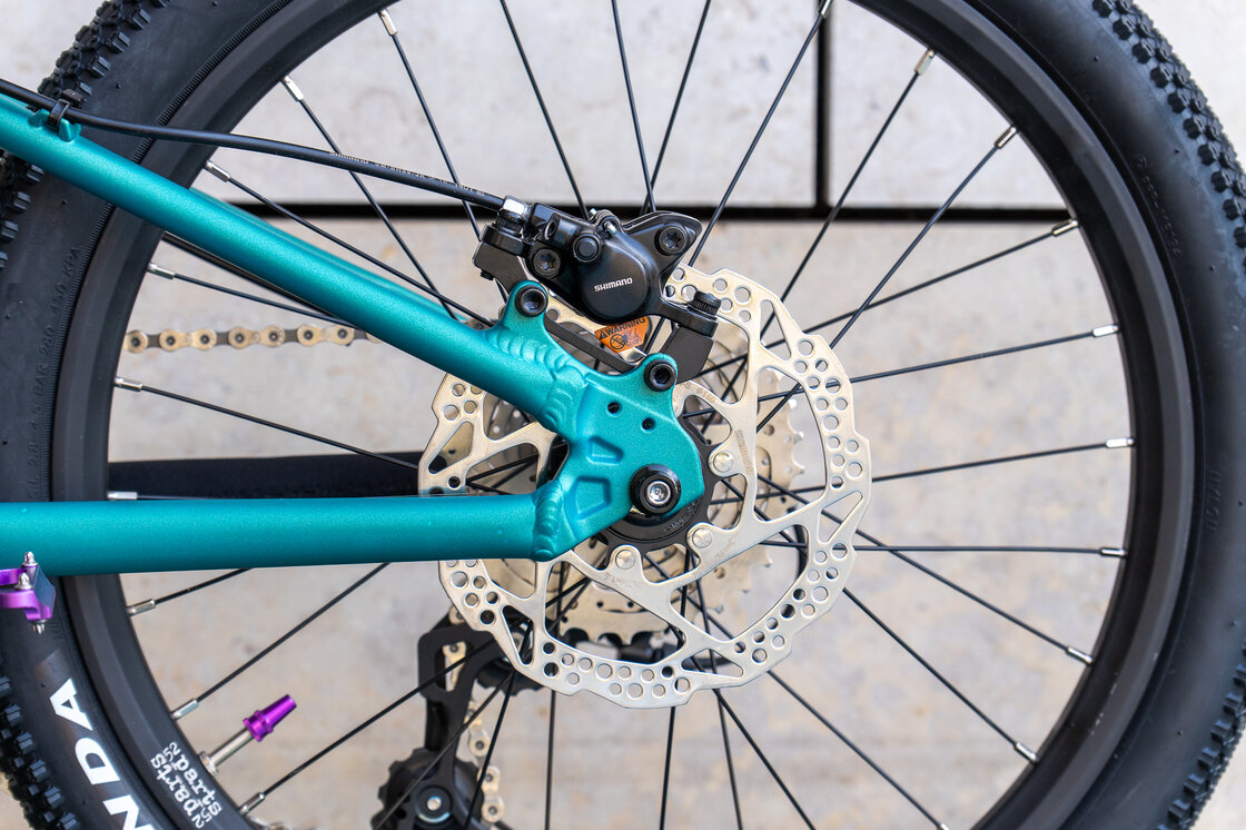 Lekki rowerek amortyzowany KUbikes 20 S MTB DISC Turkusowy + Laser Purple