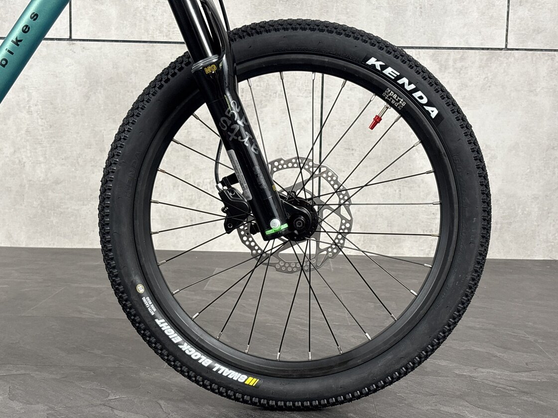 Lekki rowerek amortyzowany KUbikes 20 S MTB DISC turkusowy + laser red