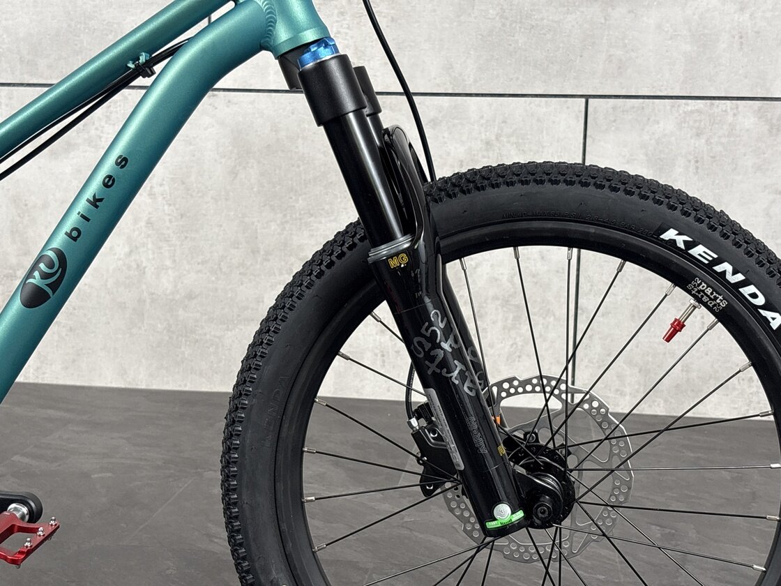 Lekki rowerek amortyzowany KUbikes 20 S MTB DISC turkusowy + laser red