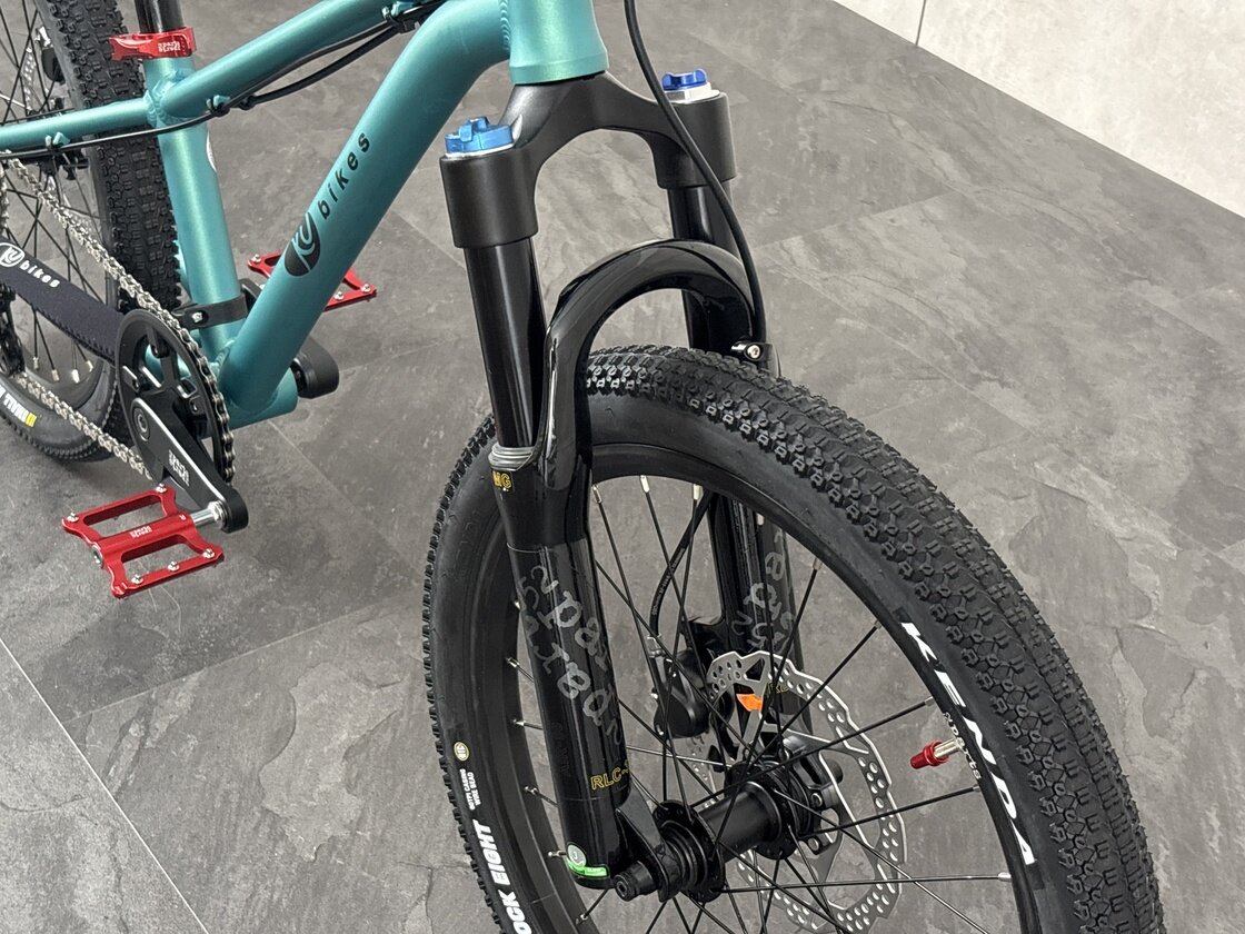 Lekki rowerek amortyzowany KUbikes 20 S MTB DISC turkusowy + laser red