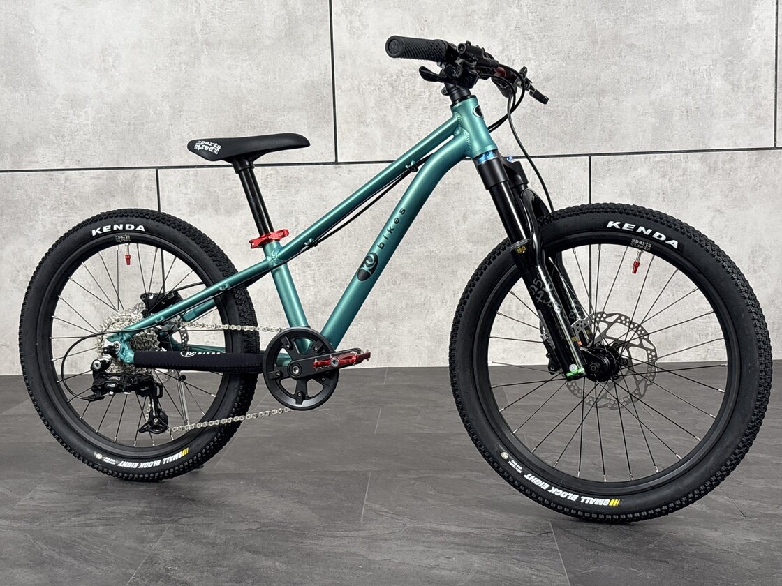 Lekki rowerek amortyzowany KUbikes 20 S MTB DISC turkusowy + laser red