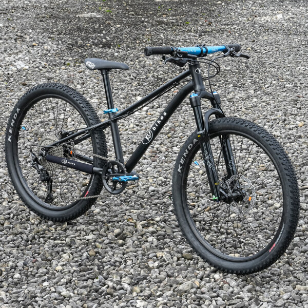 Lekki rowerek amortyzowany KUbikes 24 S MTB DISC czarny +laser blue
