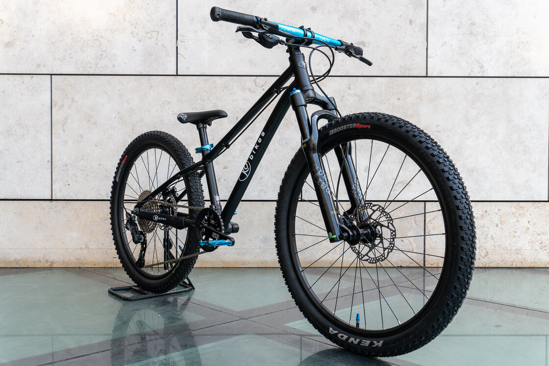 Lekki rowerek amortyzowany KUbikes 24 S MTB DISC czarny +laser blue