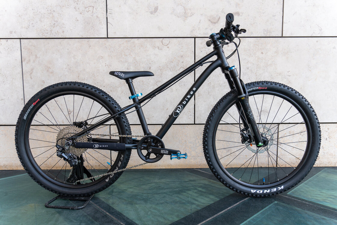Lekki rowerek amortyzowany KUbikes 24 S MTB DISC czarny +laser blue