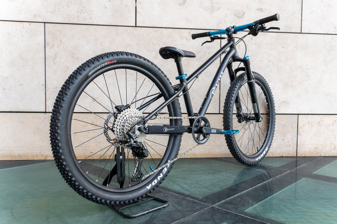 Lekki rowerek amortyzowany KUbikes 24 S MTB DISC czarny +laser blue