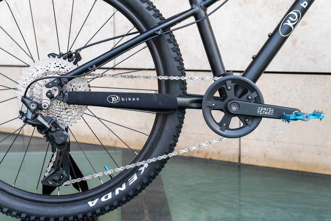 Lekki rowerek amortyzowany KUbikes 24 S MTB DISC czarny +laser blue