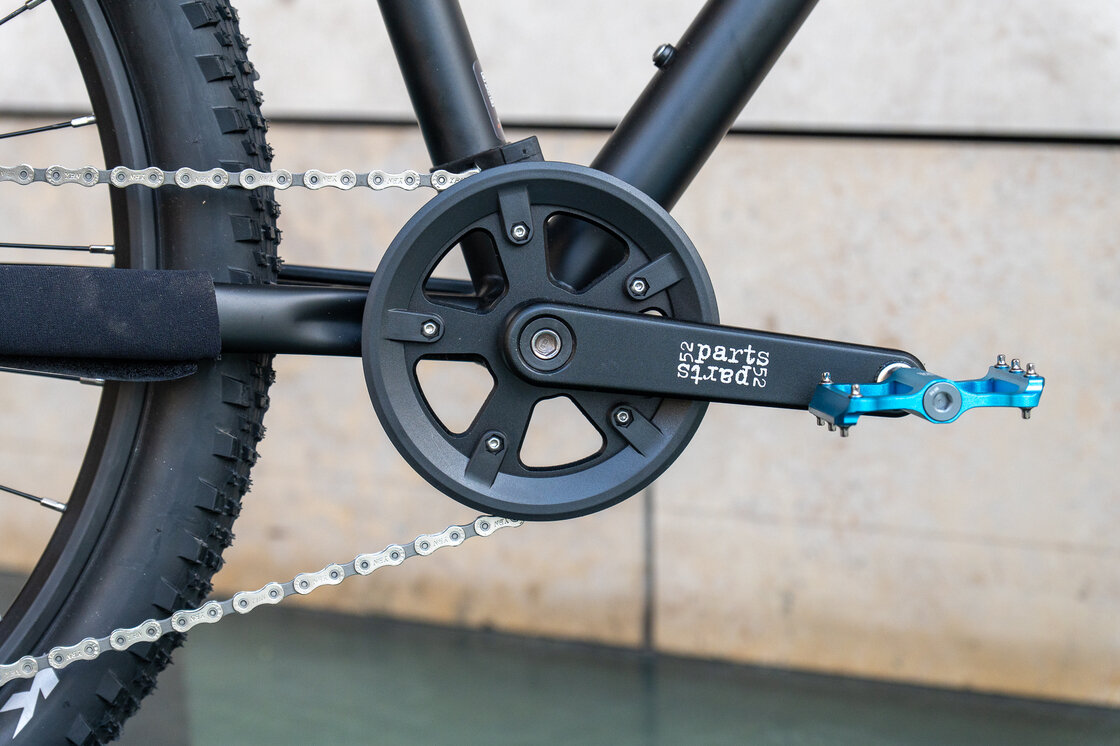 Lekki rowerek amortyzowany KUbikes 24 S MTB DISC czarny +laser blue
