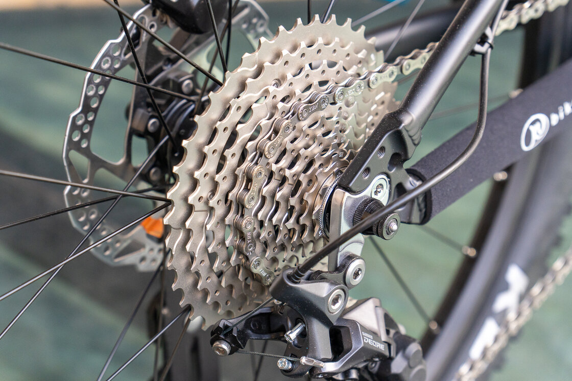 Lekki rowerek amortyzowany KUbikes 24 S MTB DISC czarny +laser blue