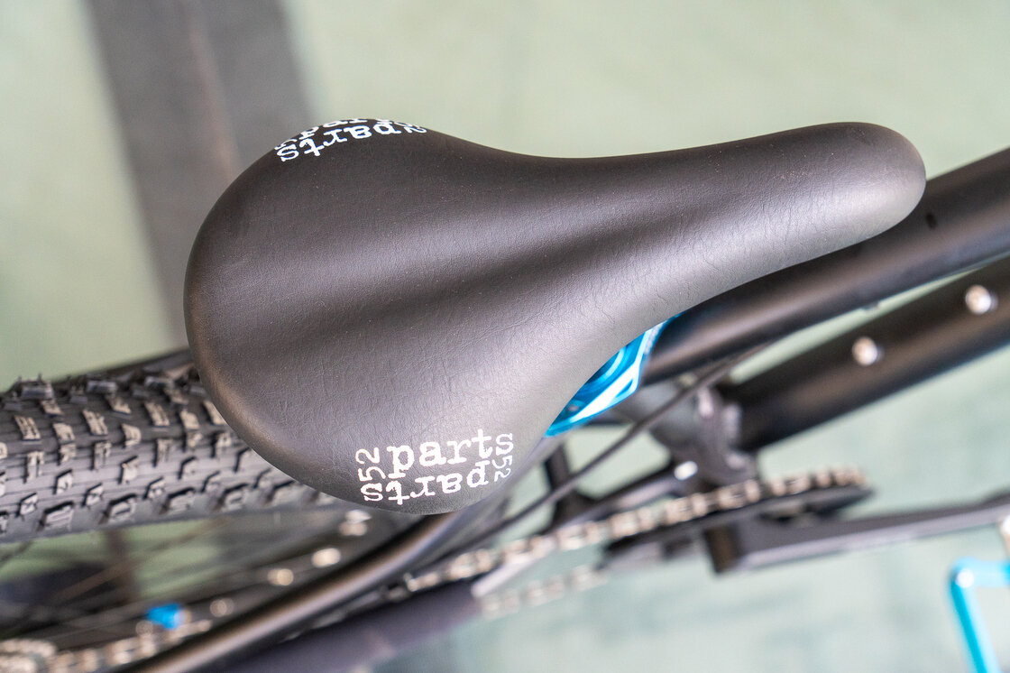 Lekki rowerek amortyzowany KUbikes 24 S MTB DISC czarny +laser blue