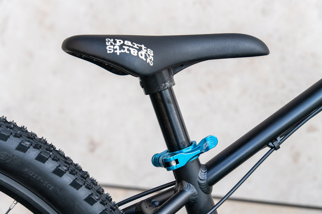 Lekki rowerek amortyzowany KUbikes 24 S MTB DISC czarny +laser blue
