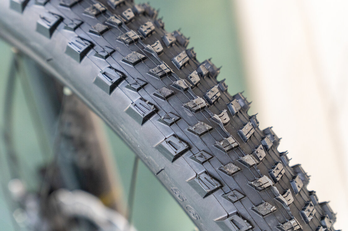 Lekki rowerek amortyzowany KUbikes 24 S MTB DISC czarny +laser blue