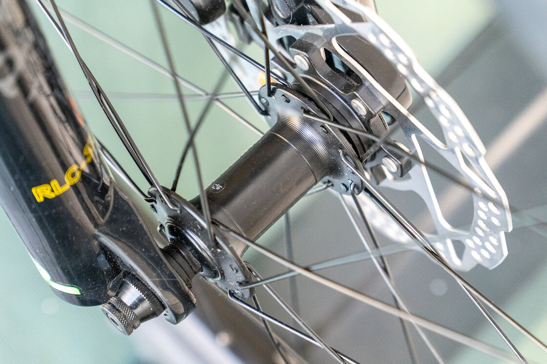 Lekki rowerek amortyzowany KUbikes 24 S MTB DISC czarny +laser blue