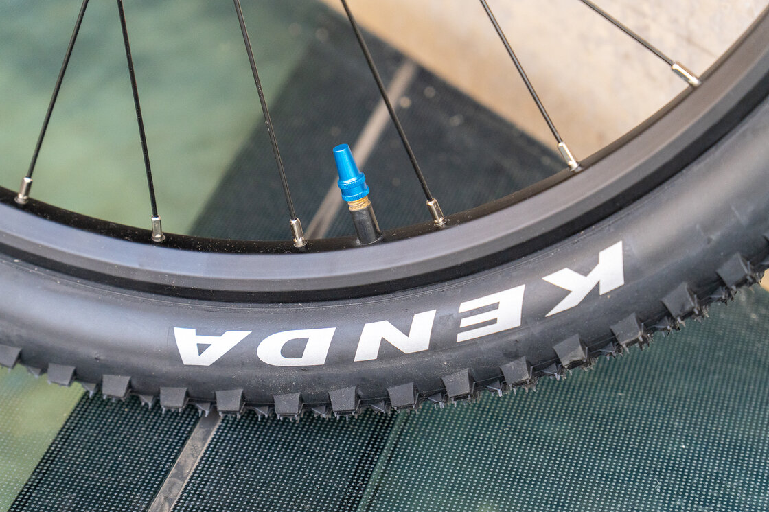 Lekki rowerek amortyzowany KUbikes 24 S MTB DISC czarny +laser blue