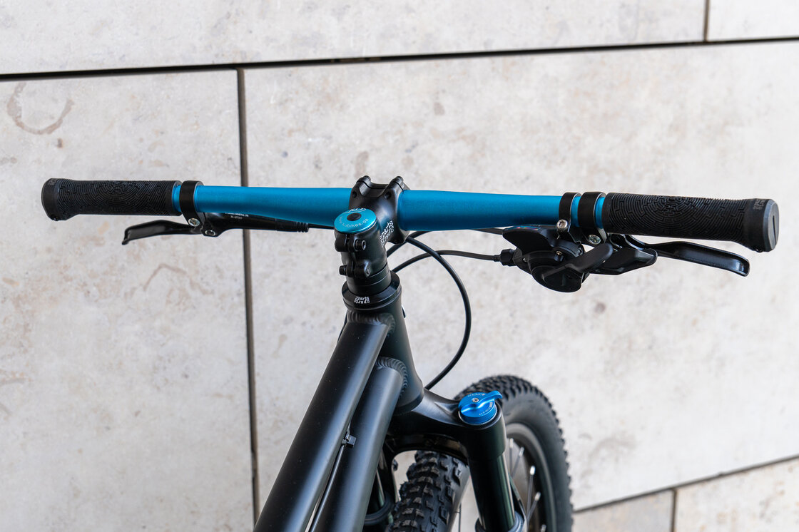 Lekki rowerek amortyzowany KUbikes 24 S MTB DISC czarny +laser blue