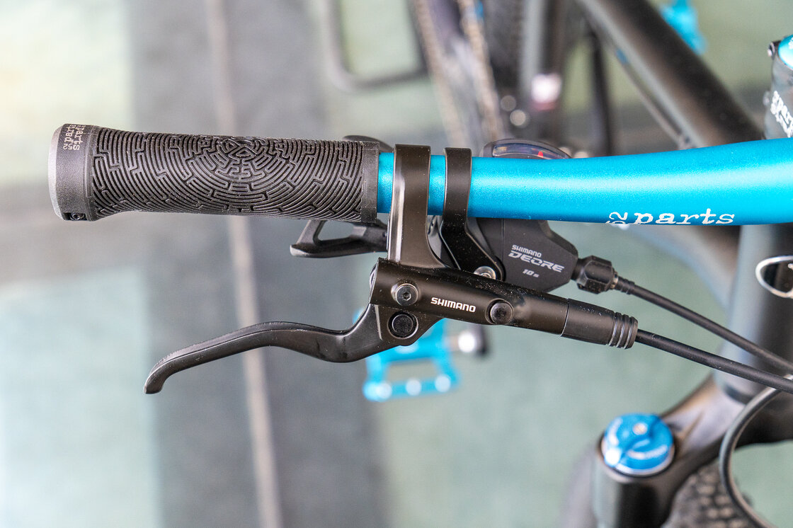 Lekki rowerek amortyzowany KUbikes 24 S MTB DISC czarny +laser blue