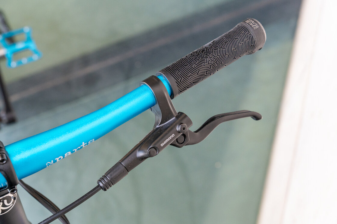 Lekki rowerek amortyzowany KUbikes 24 S MTB DISC czarny +laser blue