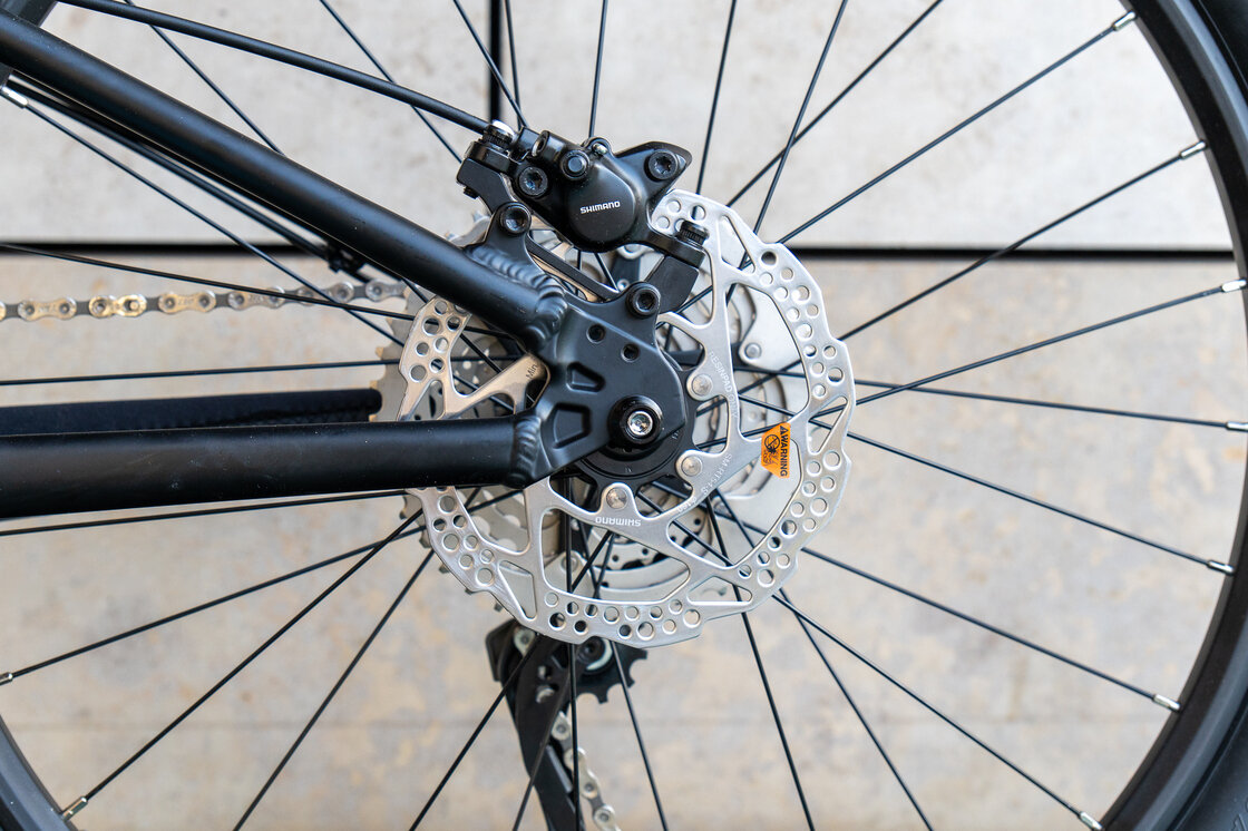 Lekki rowerek amortyzowany KUbikes 24 S MTB DISC czarny +laser blue
