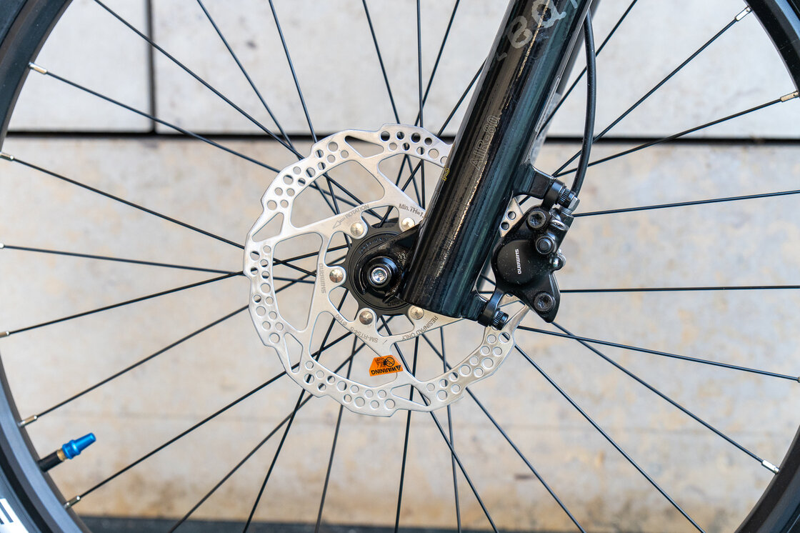 Lekki rowerek amortyzowany KUbikes 24 S MTB DISC czarny +laser blue