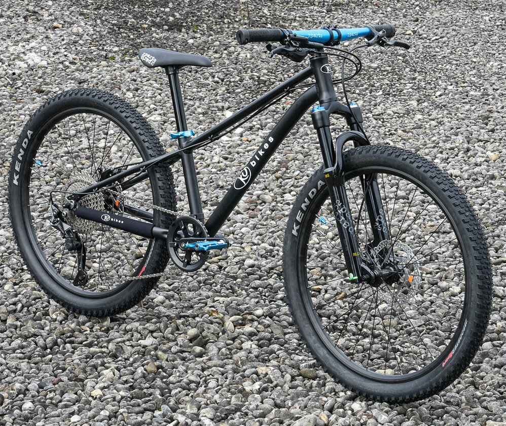 Lekki rowerek amortyzowany KUbikes 24 S MTB DISC czarny +laser blue