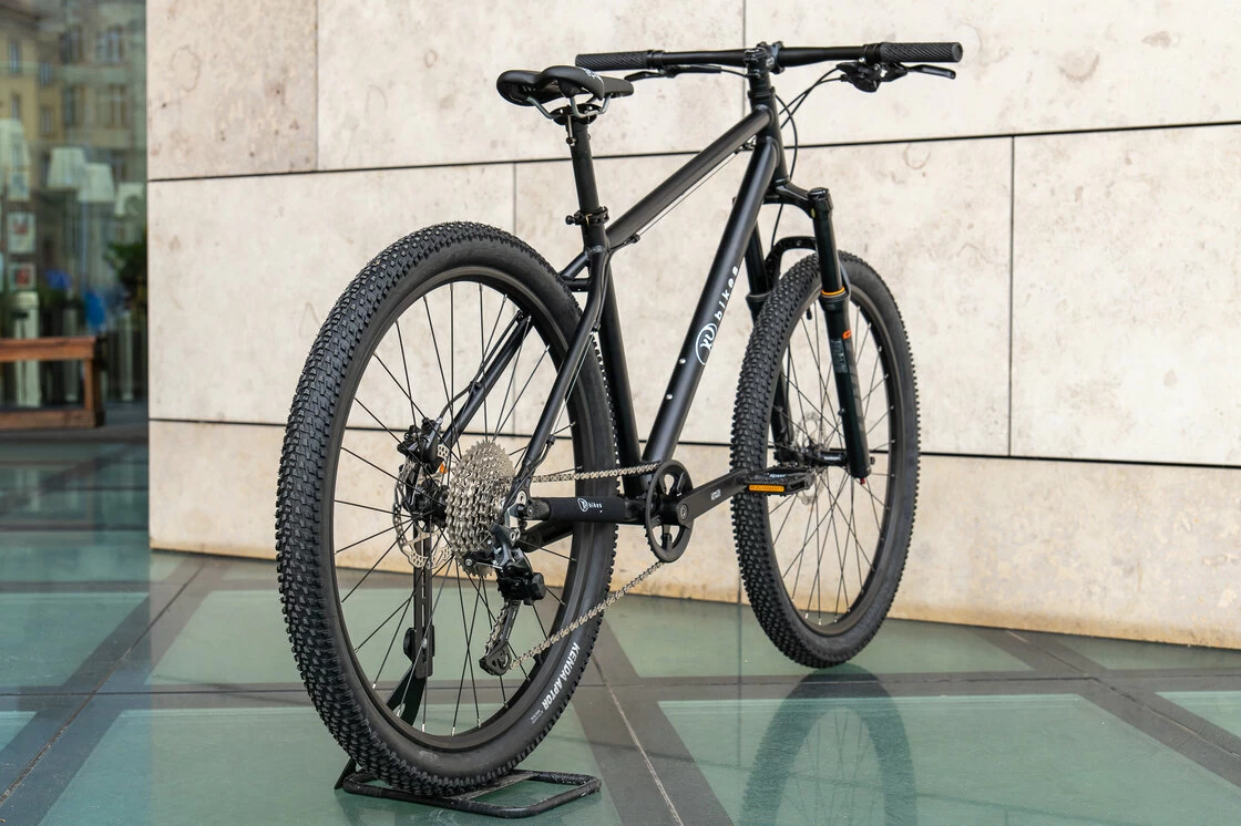 Lekki rowerek amortyzowany KUbikes 27,5 MTB DISC czarny M
