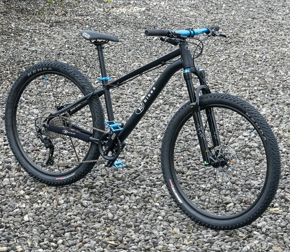 Lekki rowerek amortyzowany KUbikes 27,5 MTB DISC czarny/laser niebieski M