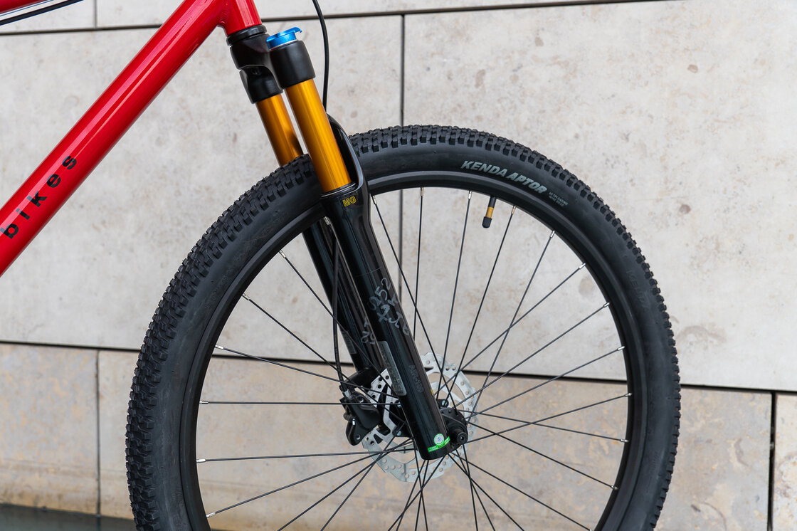 Lekki rowerek amortyzowany KUbikes 27,5 MTB DISC czerwony L