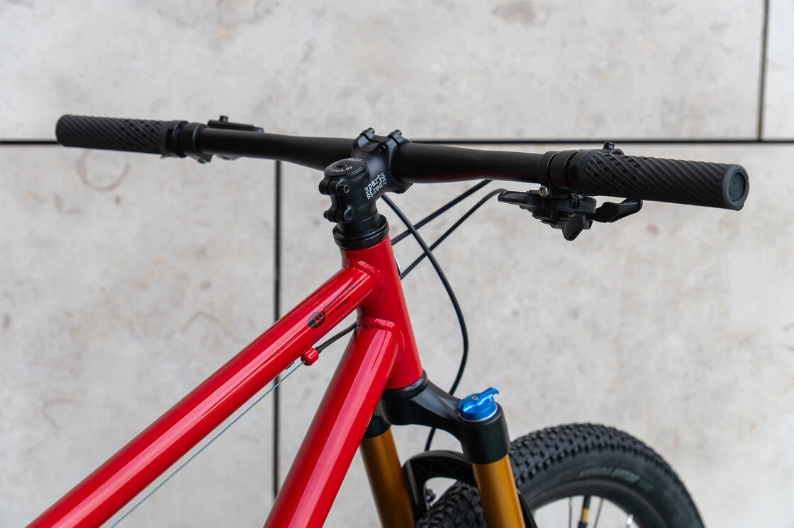 Lekki rowerek amortyzowany KUbikes 27,5 MTB DISC czerwony M