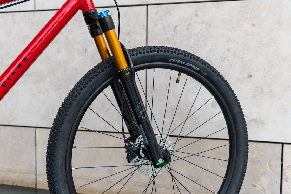 Lekki rowerek amortyzowany KUbikes 27,5 MTB DISC czerwony M