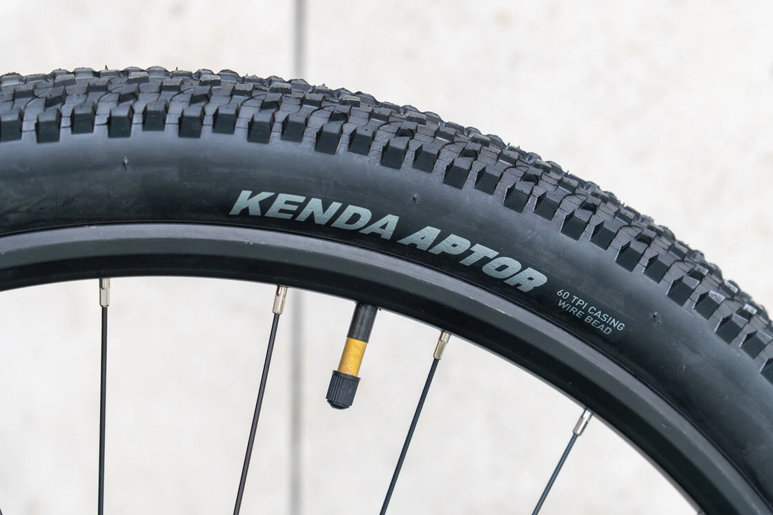 Lekki rowerek amortyzowany KUbikes 27,5 MTB DISC czerwony M