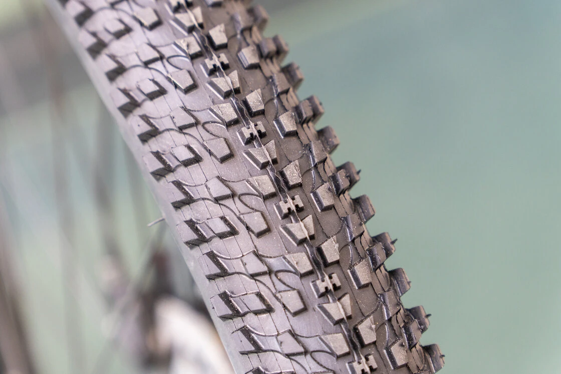 Lekki rowerek amortyzowany KUbikes 27,5 MTB DISC czerwony S