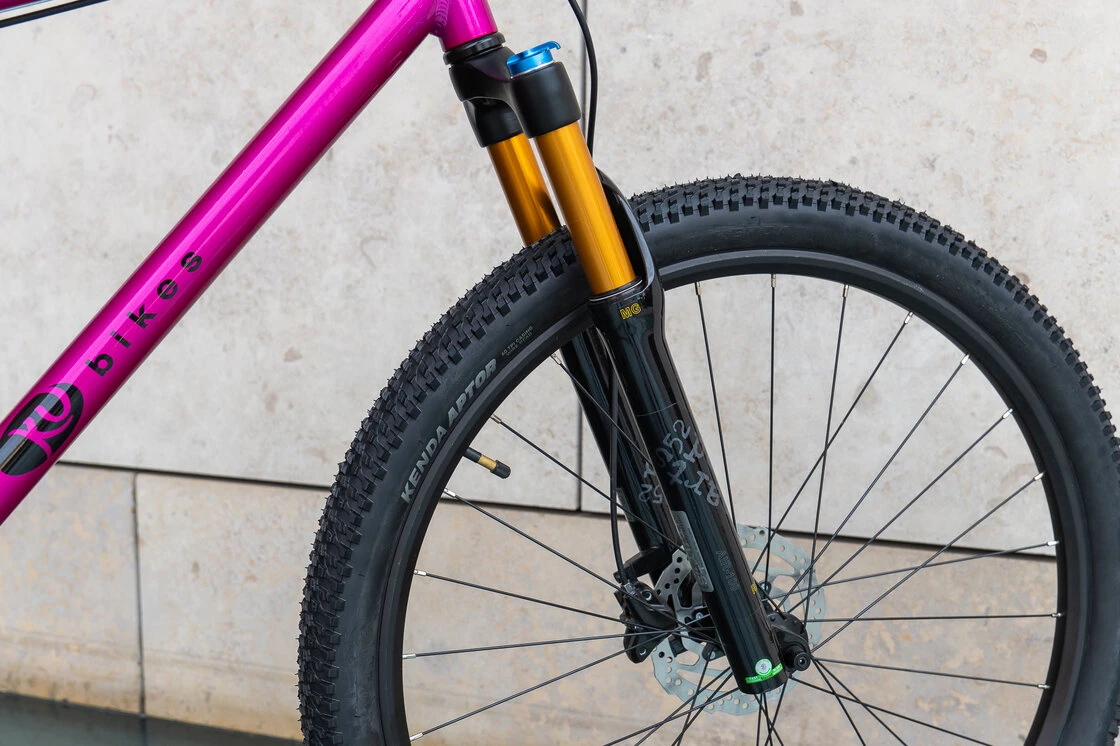 Lekki rowerek amortyzowany KUbikes 27,5 MTB DISC różowy L