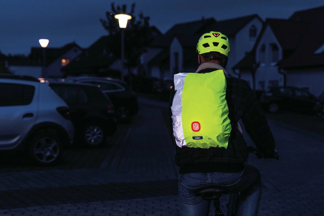 Odblaskowy pokrowiec na plecak rowerowy ABUS Lumino Night Cover