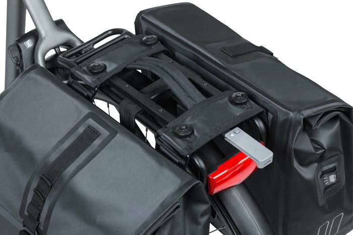 Podwójna sakwa rowerowa Basil Urban Dry Double Bag z adapterem MIK 2.0 Czarny