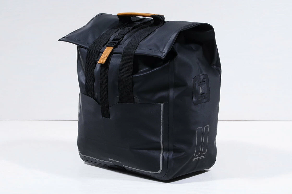 Pojedyncza sakwa rowerowa Basil Urban Dry Shopper Matt black