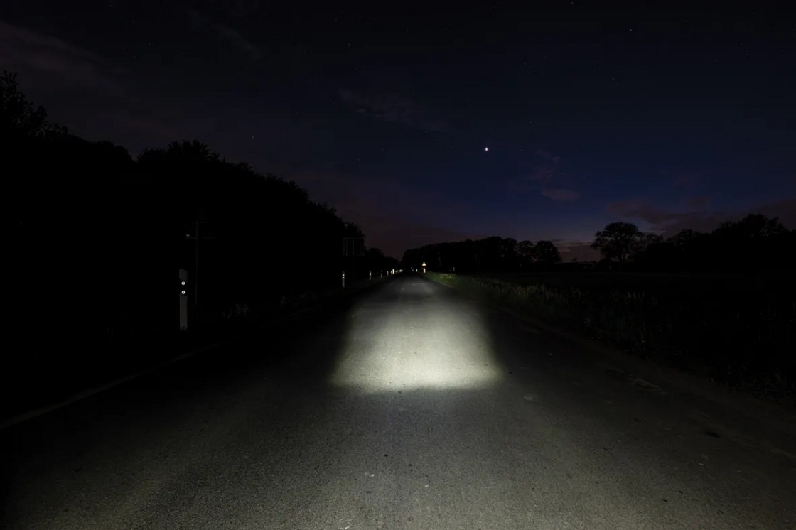 Przednia lampka rowerowa AXA Dwn Front 30 LUX USB