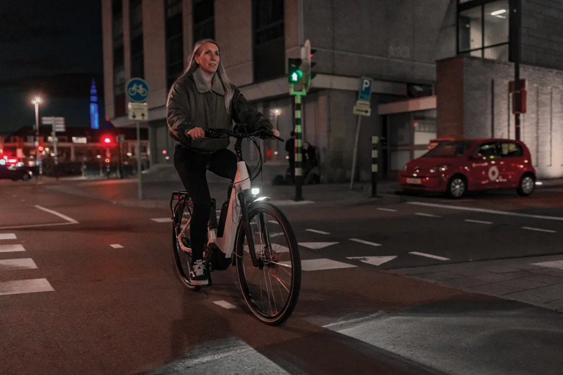 Przednia lampka rowerowa AXA NXT30 Steady na dynamo 30 Lux
