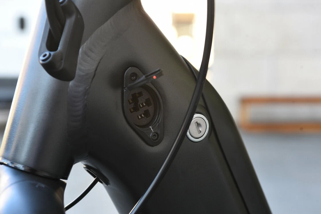 Rower elektryczny na pasku Batavus Finez Power Exclusive 625Wh (ham. w pedałach)  Męski Czarny Mat