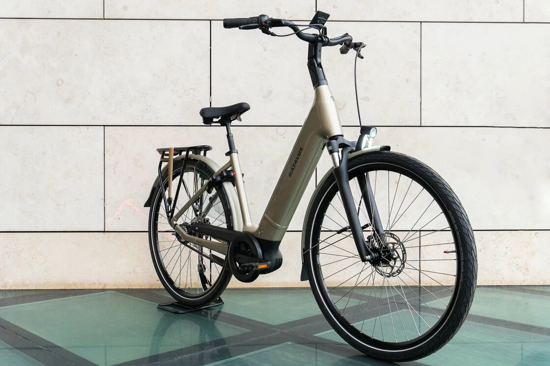 Rower elektryczny na pasku Batavus Finez Power Exclusive BES3 Smart Szampański