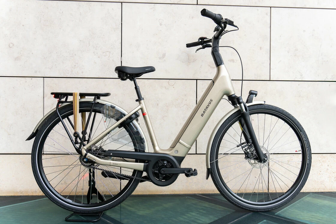 Rower elektryczny na pasku Batavus Finez Power Exclusive BES3 Smart Szampański