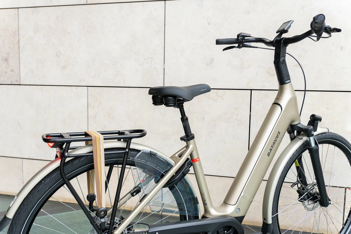 Rower elektryczny na pasku Batavus Finez Power Exclusive BES3 Smart Szampański