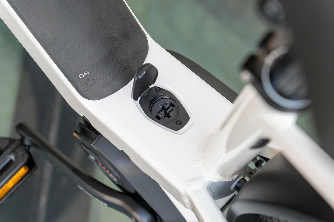 Rower elektryczny na pasku Riese & Muller Nevo 4 GT Vario SMART 625Wh KIOX 300 Pure White Metallic