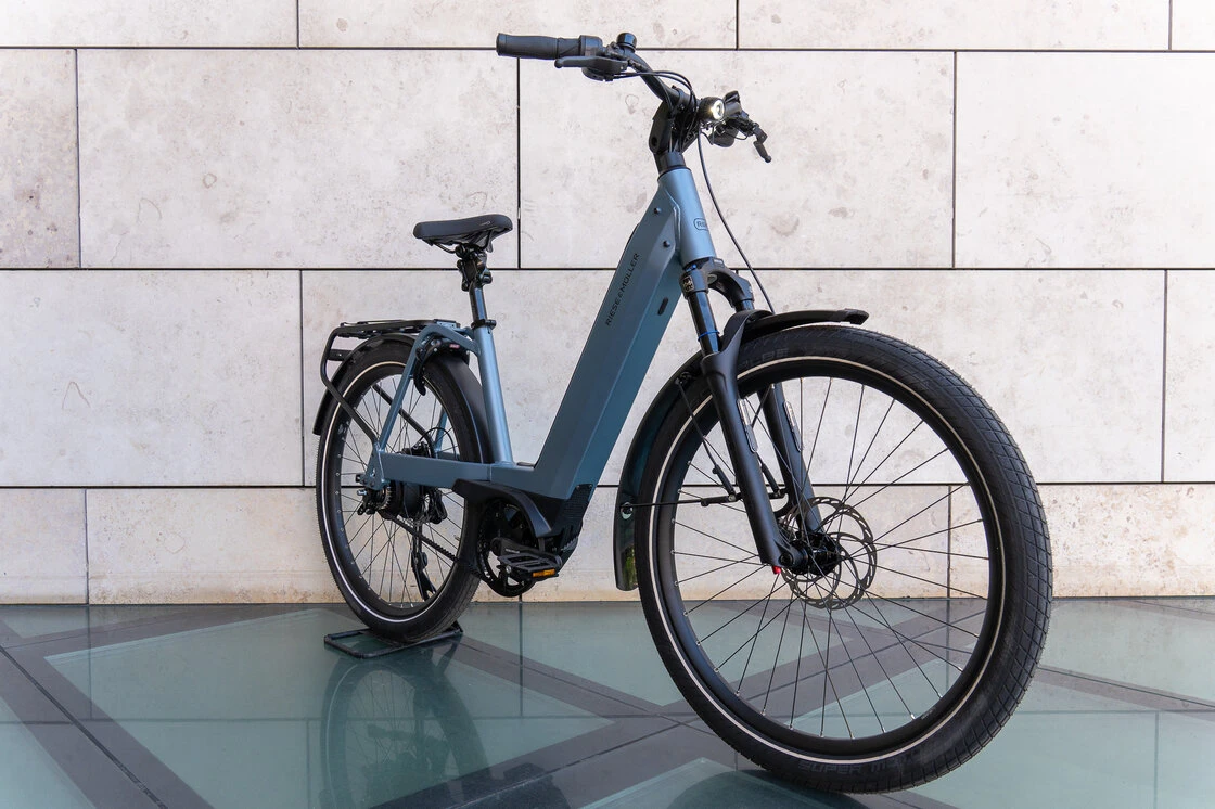 Rower elektryczny na pasku Riese & Muller Nevo 5 Vario 800Wh KIOX 500 Ice Blue Metallic