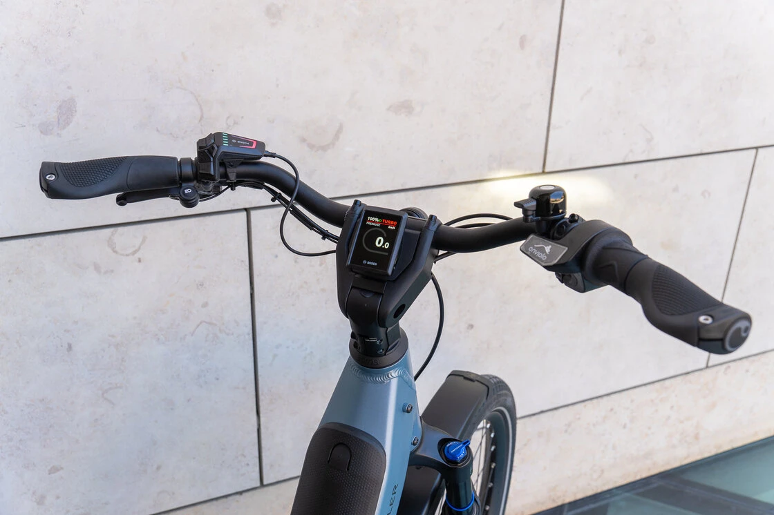 Rower elektryczny na pasku Riese & Muller Nevo 5 Vario 800Wh KIOX 500 Ice Blue Metallic
