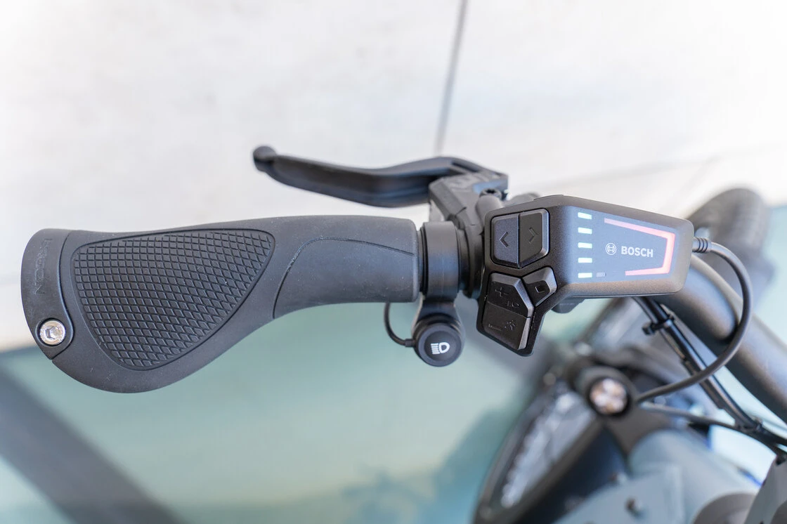 Rower elektryczny na pasku Riese & Muller Nevo 5 Vario 800Wh KIOX 500 Ice Blue Metallic